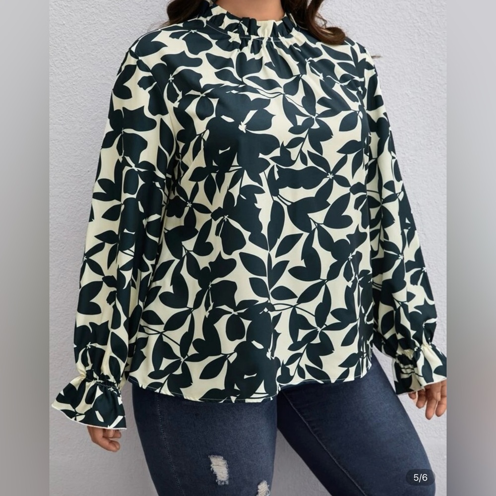 SHEIN Green and Cream Boxy Blouse with Ruffle Collar